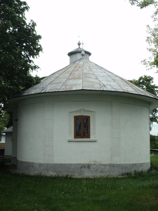 Biserica - vedere exterioară